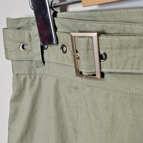 NWT Pretty Little Thing 100% Cotton Pleated Wide Leg Olive Green Pants Size 14 - Picture 3 of 7